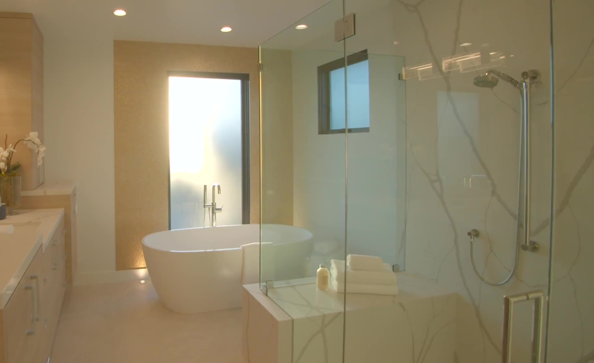 Independent bathroom atmosphere with natural light, glass and stone